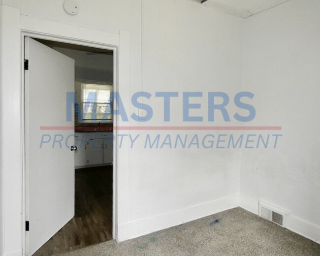 Building Photo - Three Bedroom House