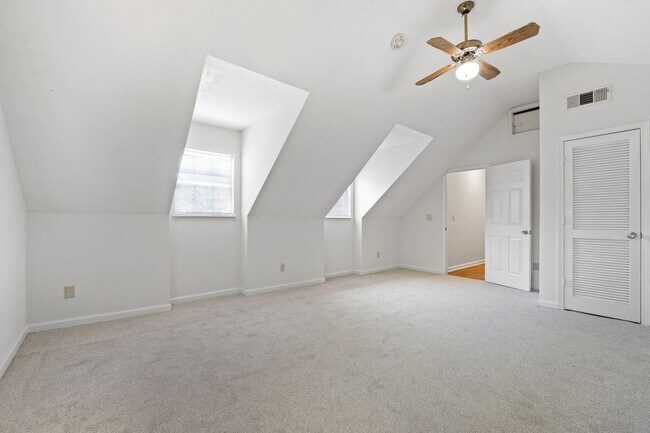 Building Photo - Two story home in Hampton
