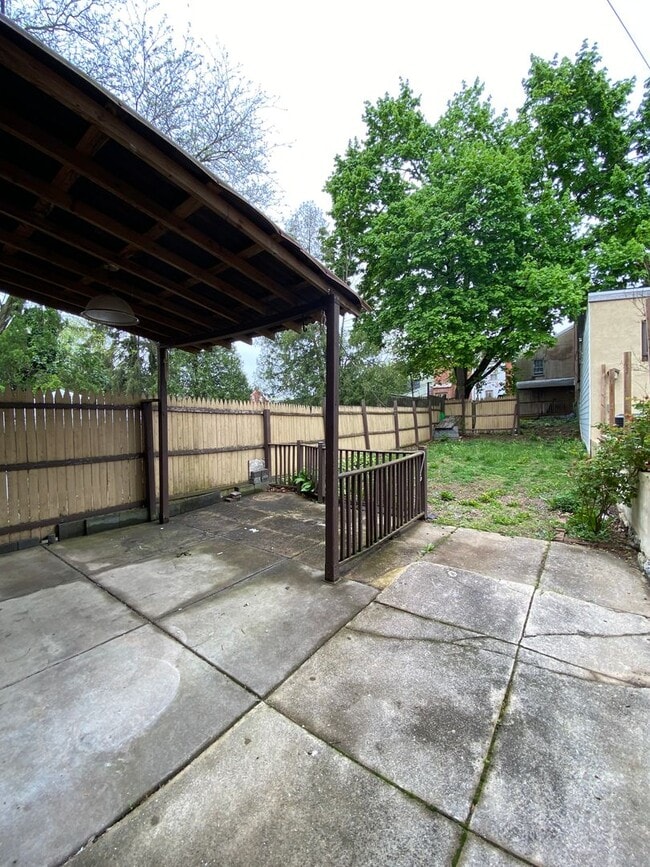 Building Photo - Spacious 3-Bedroom 2 Bath Home with Modern Comforts