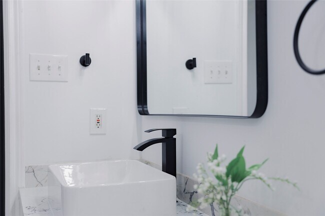 Building Photo - 17527 Sandy Cliffs Dr