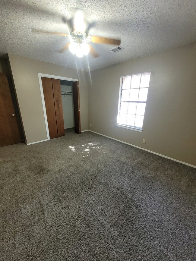 Building Photo - 3 bed 2 bath and 2 car garage!