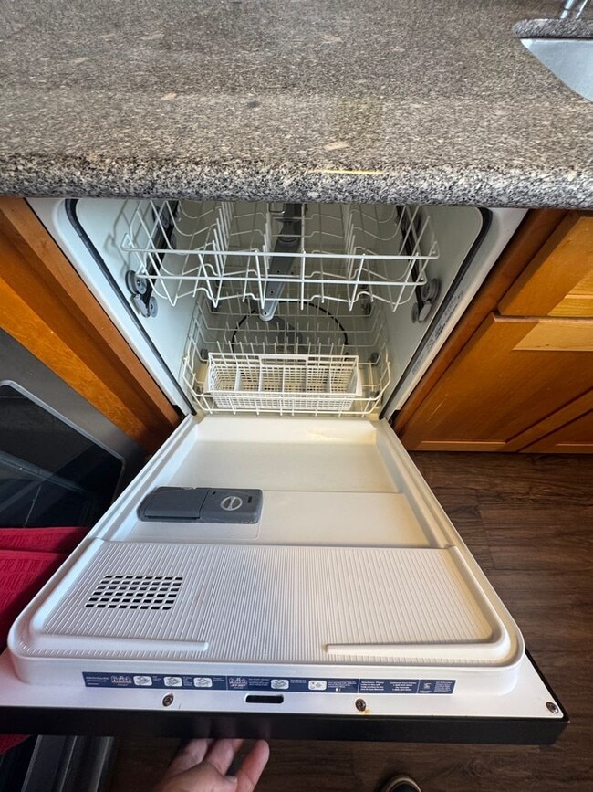 Building Photo - 1 Bed / 1 Bath | Utilities include | Near ...