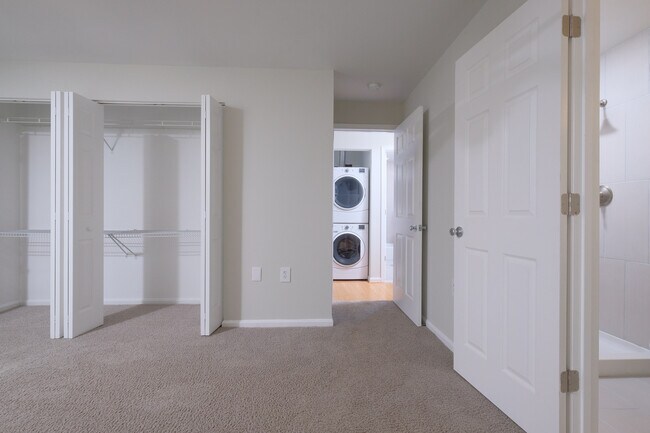 Building Photo - Renovated Entry Level - Castle Harbour Con...