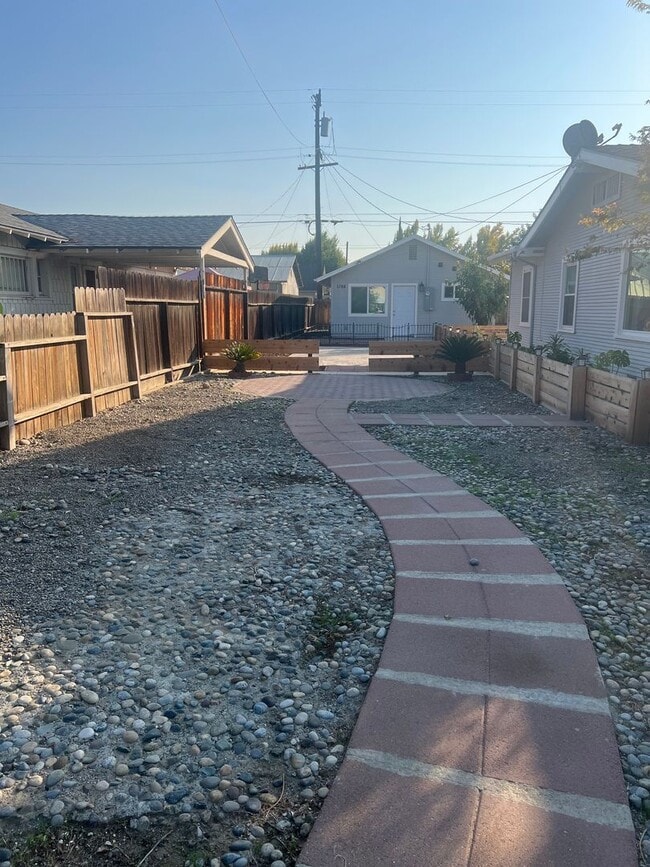 Building Photo - Charming 1 bedroom home