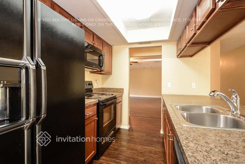Building Photo - 2111 Almeria Way S
