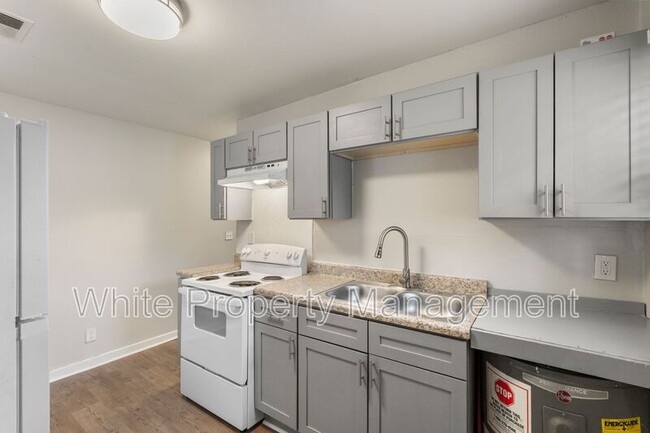 Building Photo - 2317 Julia Ave