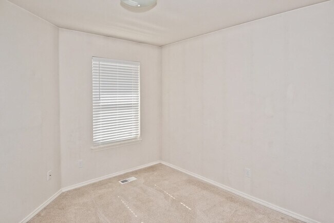 Building Photo - Convenient 3 Bedroom 2 Bathroom Southeast Townhome