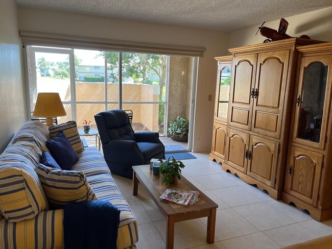 Building Photo - 1533 SE Royal Green Cir