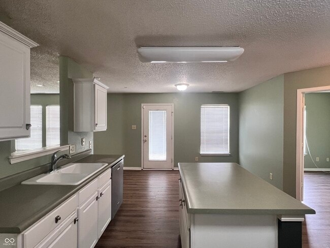 Building Photo - 10400 Hickory Hill Dr