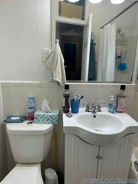 Building Photo - 149 Park Dr