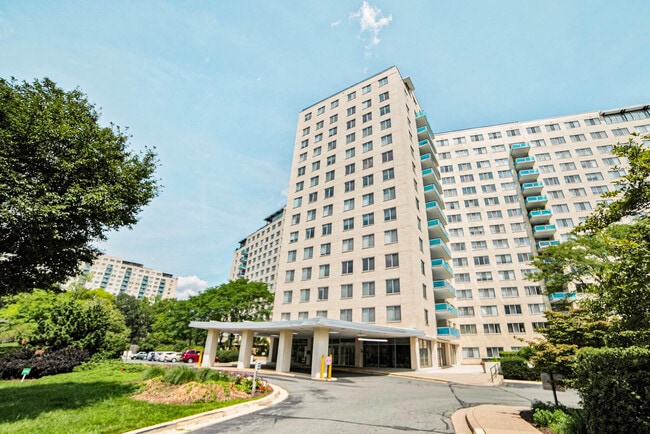 Building Photo - 10401 Grosvenor Pl