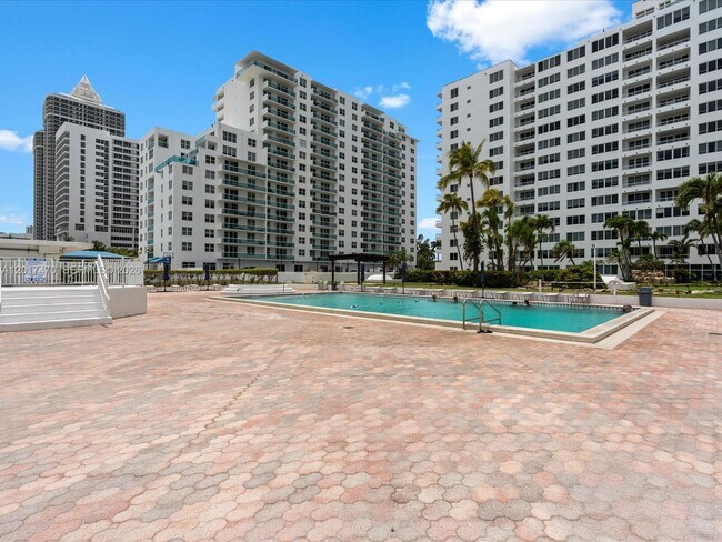Building Photo - 5005 Collins Ave