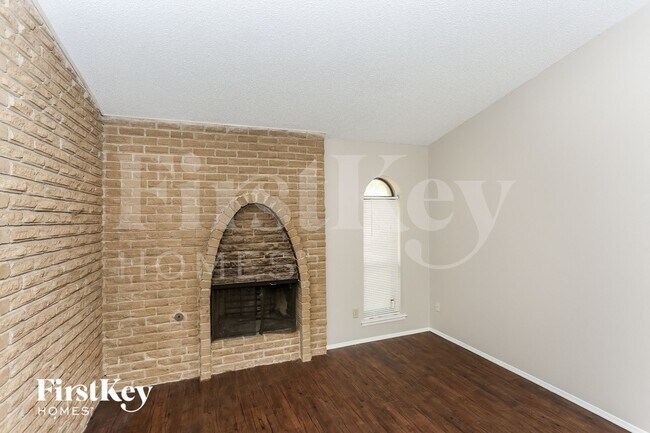 Building Photo - 302 Wildbriar Dr