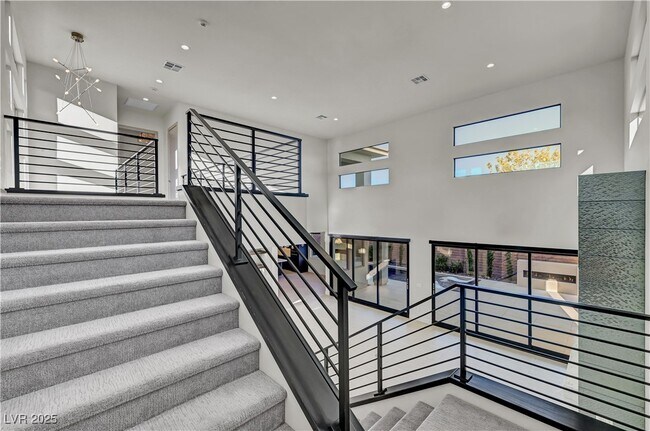 Building Photo - 68 Grey Feather Dr