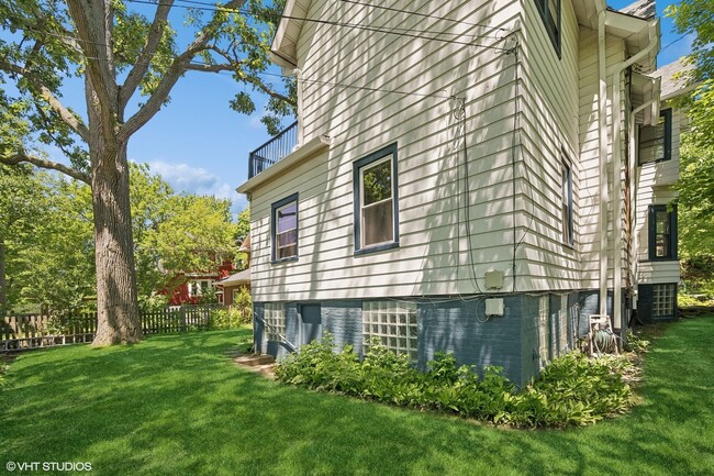 Building Photo - 1029 Linden Ave