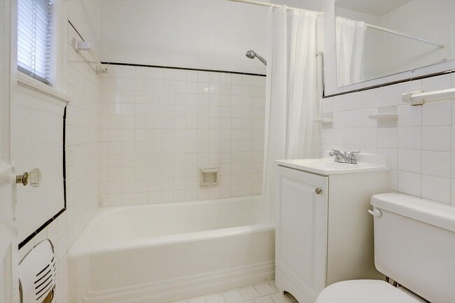 Building Photo - 2520 Shakespeare St