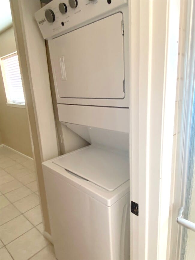 Building Photo - 10122 Shadow Wood Dr