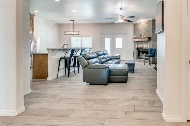 Building Photo - 3 Bed, 2 Bath Home with Bonus Office and  ...