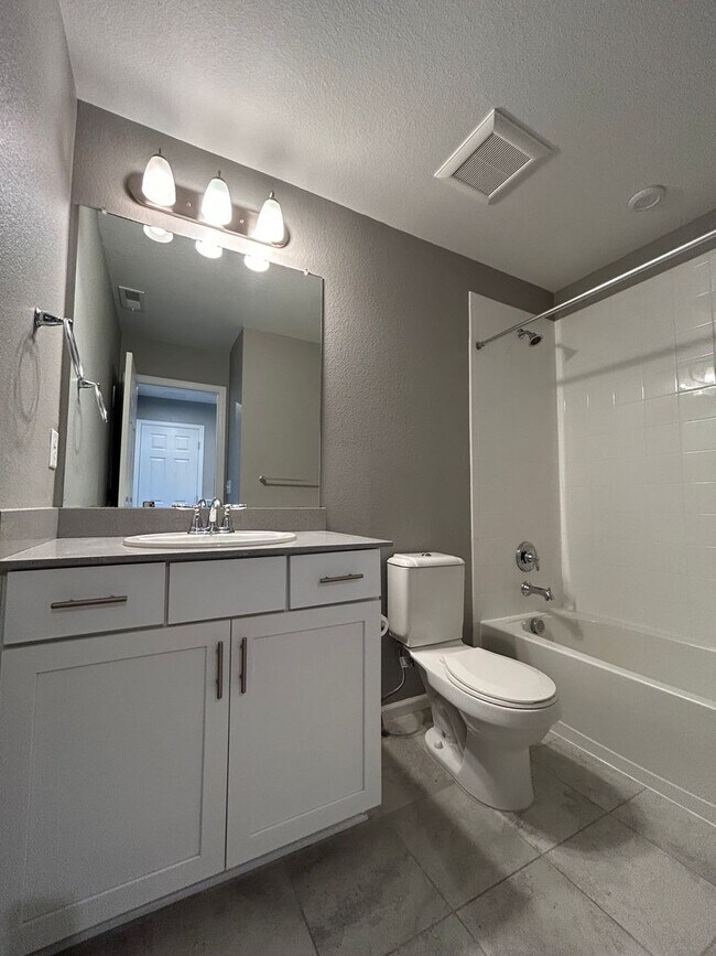 Building Photo - Modern Three Bedroom Townhome Available For Rent in Creekside