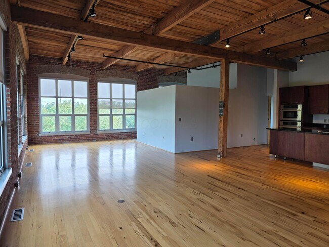 Building Photo - 448 W Nationwide Blvd