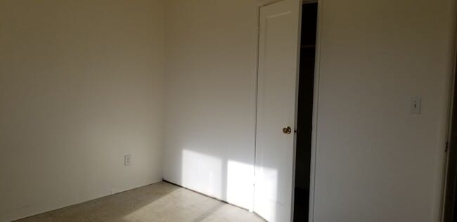 Building Photo - 1/2 OFF OCTOBER RENT
