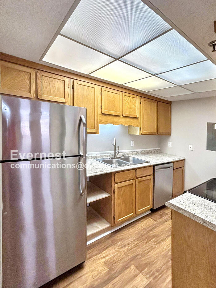 Building Photo - 315 N Spruce St