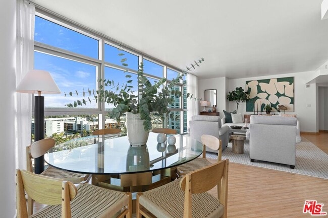 Building Photo - 13700 Marina Pointe Dr