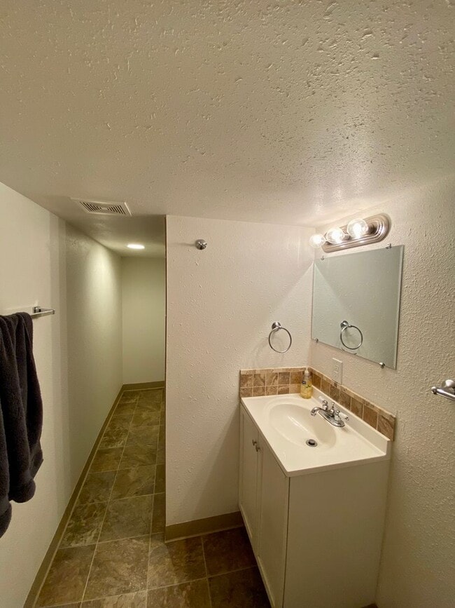 Building Photo - $2,200 - 4 Bed / 3 Bath Beautiful Home in ...