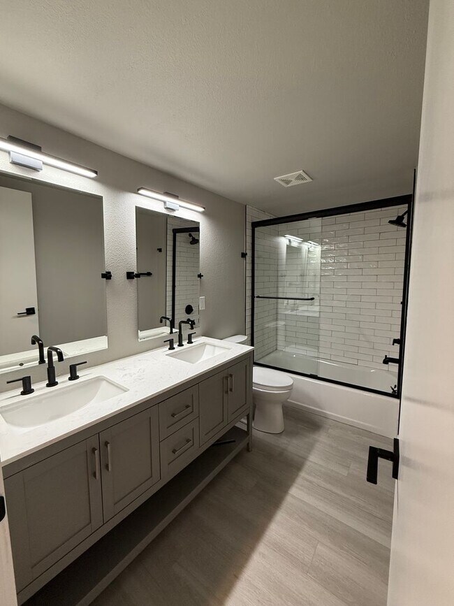 Building Photo - 943 S Wells Ave