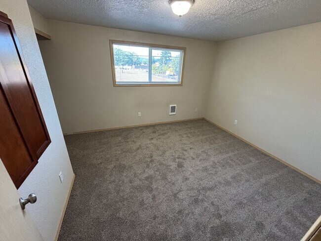 Building Photo - $1,000.00  OFF  1ST  FULL  MONTH'S  RENT   Pet-friendly Townhouse Near Parks and Downtown Newberg...