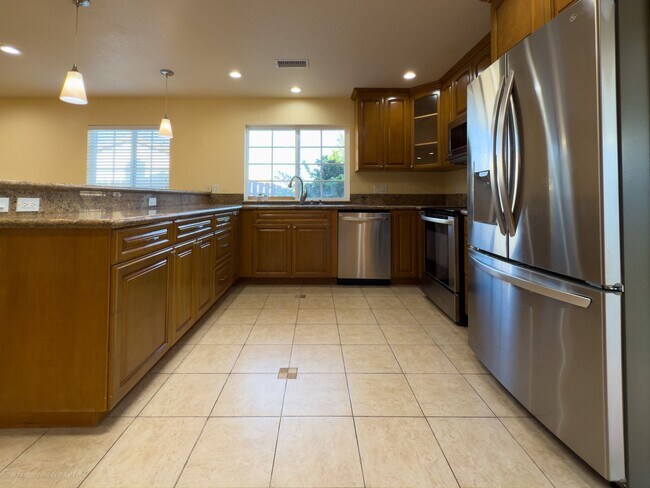 Building Photo - Beautiful 4 Bedroom, 3 Bath Home in Lemon ...