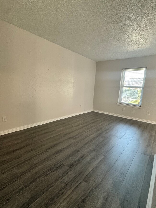 Building Photo - 107 E Willowick Ave