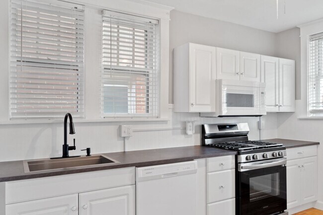 Building Photo - 5505 Rhodes Ave