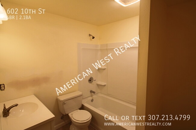 Building Photo - 602 10th St