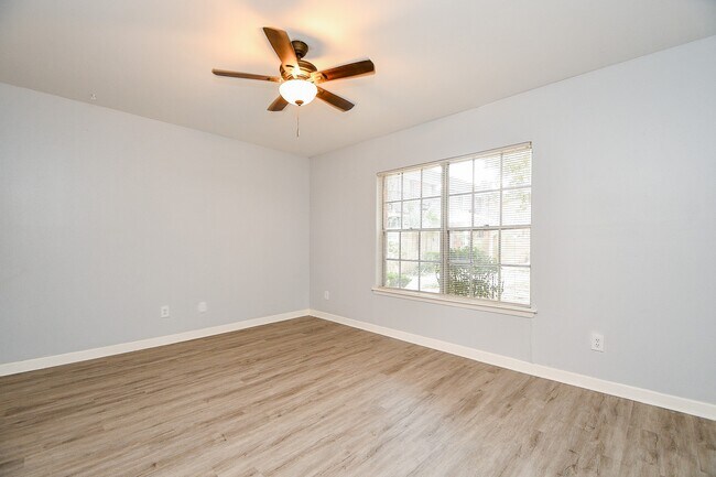 Building Photo - 2822 Briarhurst Dr