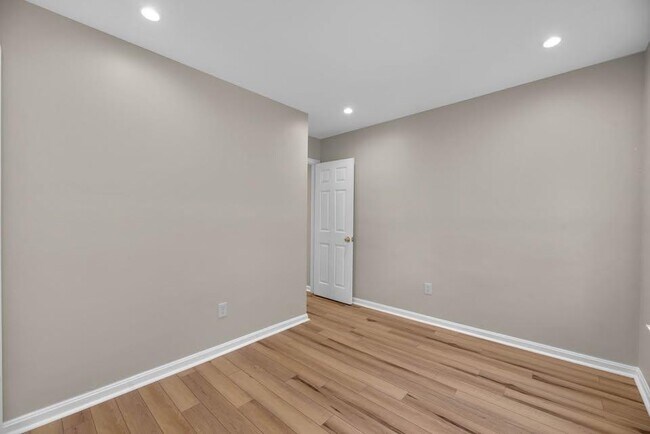 Building Photo - 2042 E Fayette St