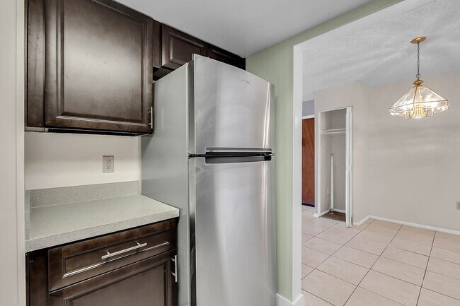 Building Photo - 902 Lake Destiny Rd