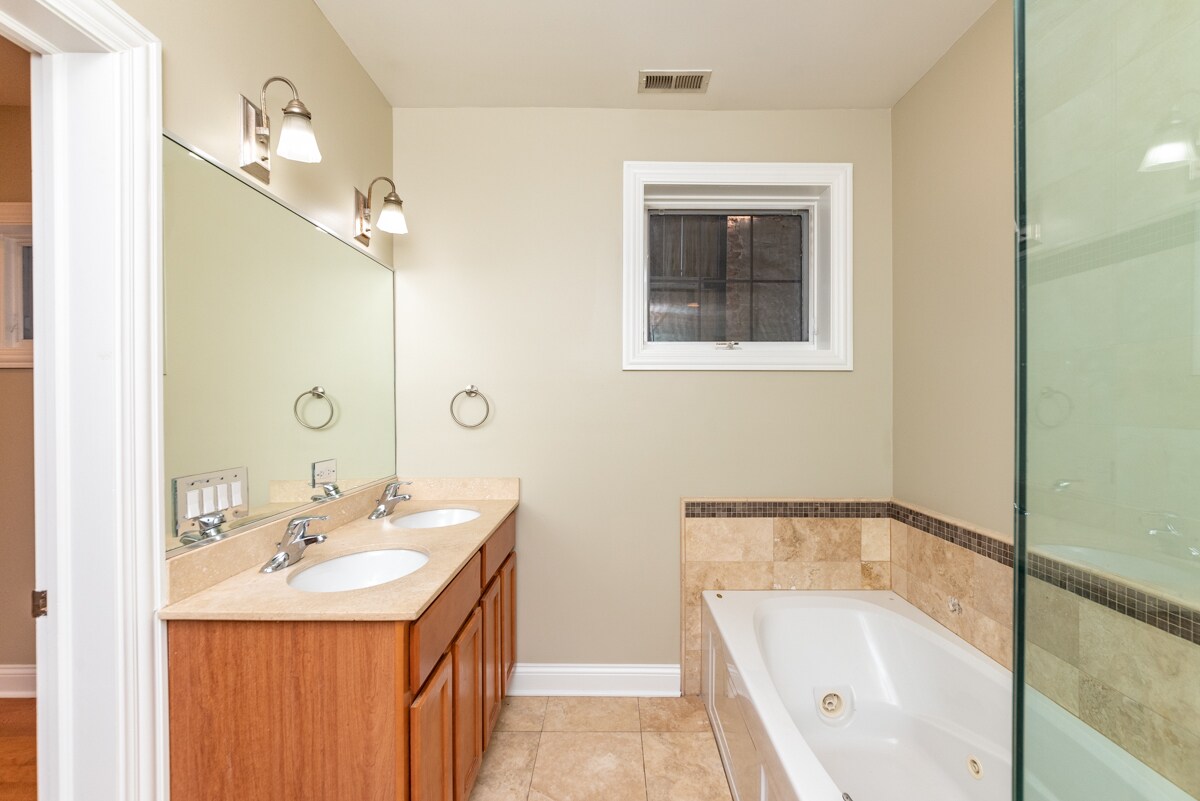 Building Photo - 6217 S Kimbark Ave