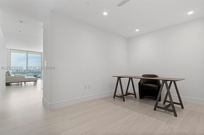 Building Photo - 2411 Laguna Cir