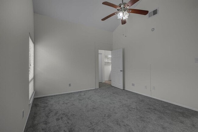 Building Photo - 13975 Hollowgreen Dr