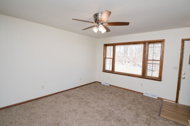 Building Photo - 3 bedroom / 1 bathroom Duplex in Portage