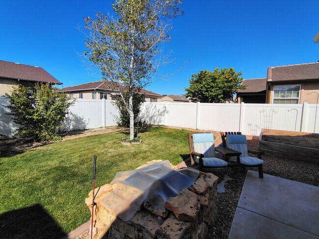 Building Photo - 593 Sinatra Way