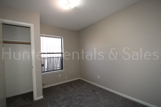 Building Photo - Delightful Duplex!