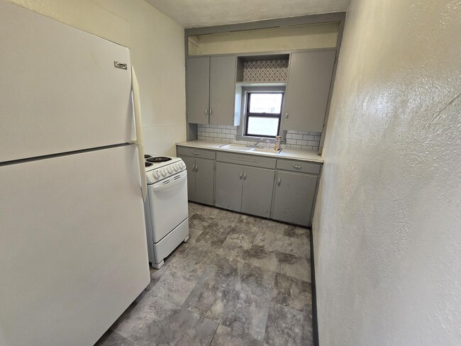 Building Photo - 313 Shadowrock Dr