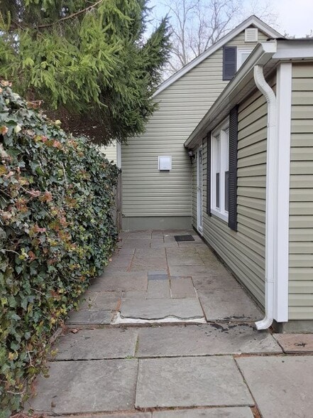 private entrance & patio - 15 Ingersoll St