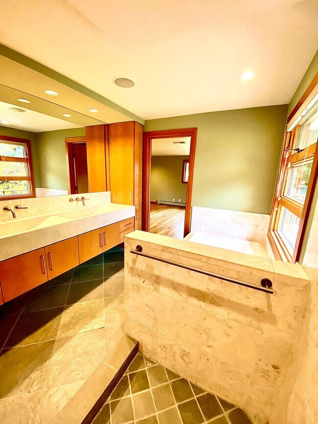 Building Photo - Stunning, 4 Bedroom, 3500 Square Foot, Highland's Home in Boise's North End