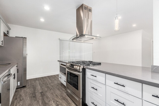 Building Photo - Amazing 3 bed 2 bath home with large backyard