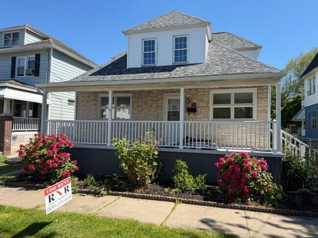 Building Photo - 2 Bedroom House