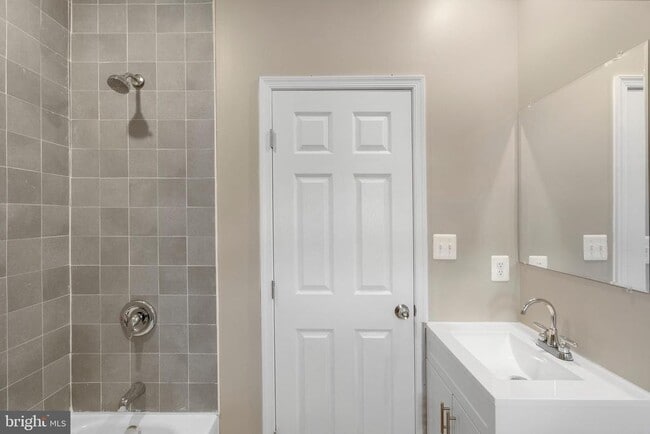 Building Photo - 945 Ashburton St