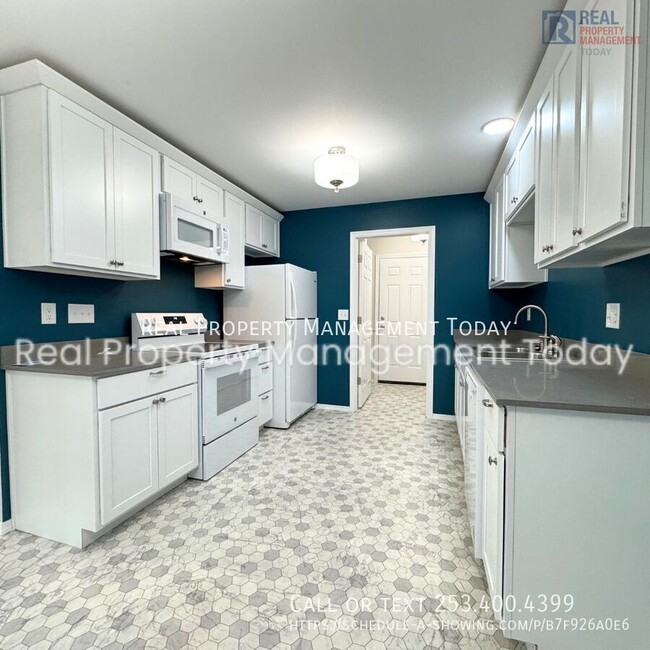 Building Photo - Beautiful Newly Renovated 2 Bedroom Duplex...